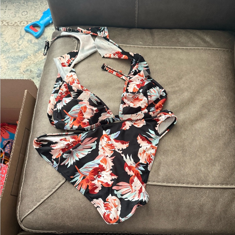 Beautiful flower two piece bathing suit. Worn only few times when was pregnant.